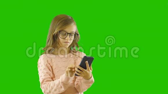 一个年轻漂亮的小女孩在手机里读找东西发现并由衷地高兴视频的预览图