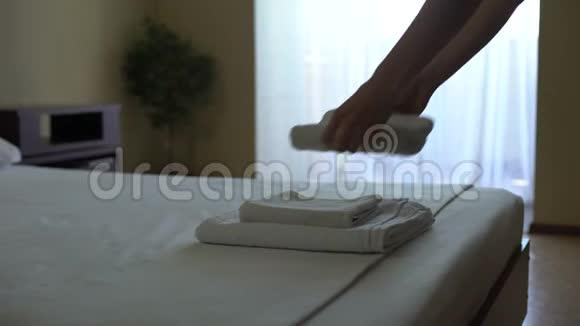 酒店内的女佣铺上干净的毛巾整理床单视频的预览图
