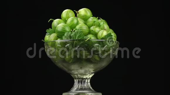 旋转一堆绿色的醋栗躺在玻璃花瓶里视频的预览图