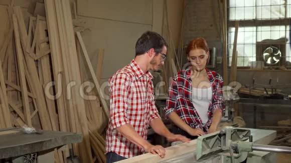 两个年轻木匠在家具制造业做木工视频的预览图