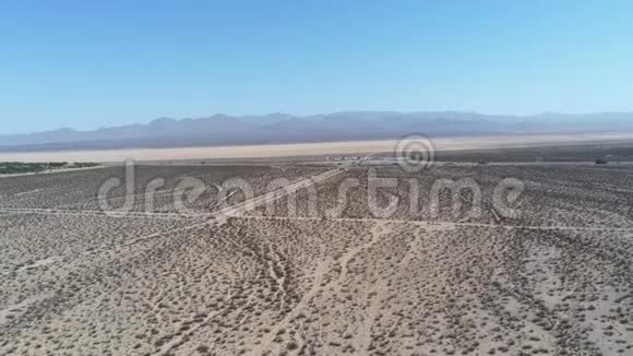Ivanpah太阳能发电系统附近沙漠的空中景观视频的预览图
