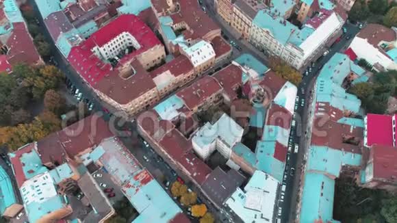 从旧城的屋顶飞过视频的预览图