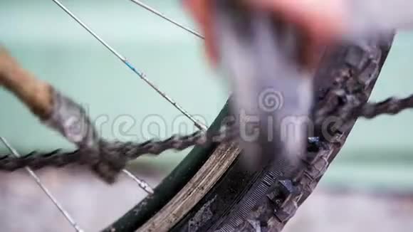 用刷子清洗自行车链条视频的预览图