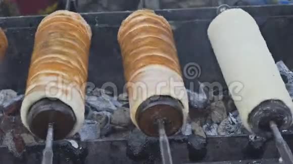 传统的捷克甜呼吸特德尔尼克准备用特殊的木串在热煤上最受欢迎的菜视频的预览图