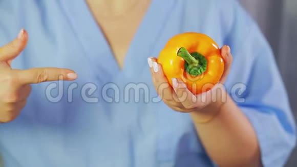 黄色胡椒在女性手中一只手正指着他视频的预览图