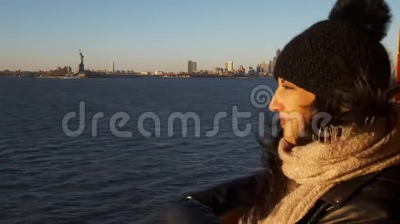 在美丽的阳光明媚的一天乘坐渡轮穿越纽约的哈德逊河视频的预览图