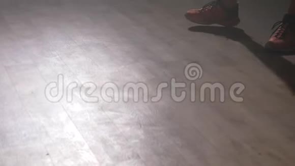 近距离拍摄篮球运动员的双腿两个人在室内操场上玩耍面对一个人视频的预览图