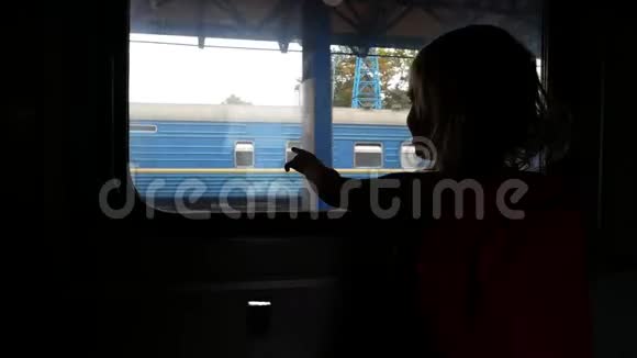 孩子在靠近窗户的火车上视频的预览图