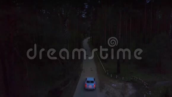 夜间在夏林间黑暗的乡村道路上驾驶商务车视频的预览图