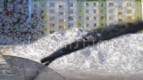 从冰雪中清洗汽车的挡风玻璃视频的预览图