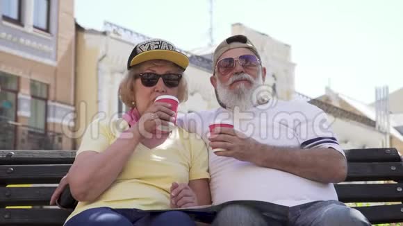 时尚的高级情侣在城市的长椅上喝咖啡放松的肖像视频的预览图