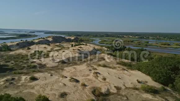 空中无人机镜头飞越dnipro河上的沙岛视频的预览图