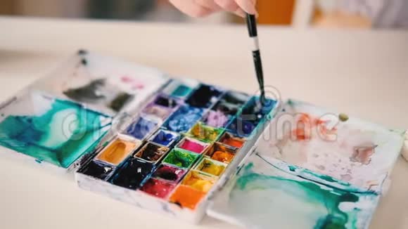 油画颜料蘸刷颜料搅拌水视频的预览图