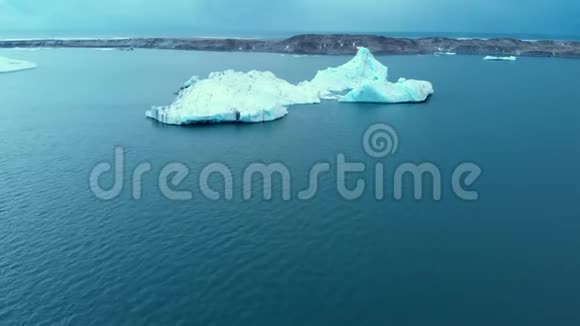南极洲融化蓝水冰山空中景观南极海洋环境视频的预览图