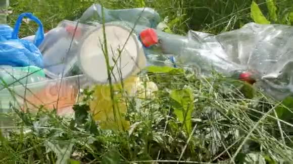 环保理念塑料和玻璃瓶瓶盖和纸视频的预览图