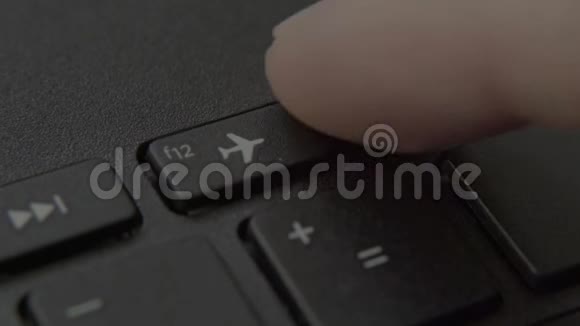手指按键盘上的飞机按钮视频的预览图