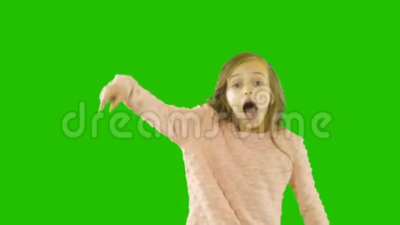 有着卷发的小女孩看着镜头微笑着挥舞着食指的一只手叫停下来视频的预览图