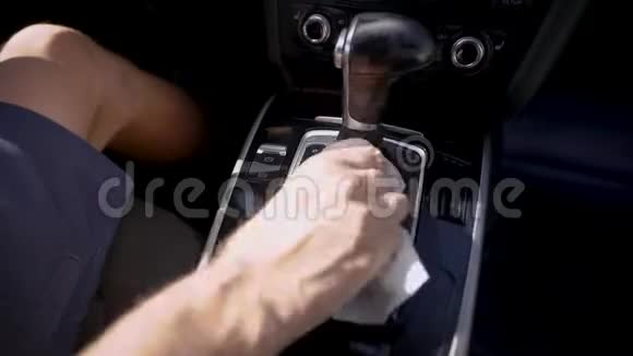 男人用餐巾擦车对优质车内饰板进行护理和清洁内部视频的预览图