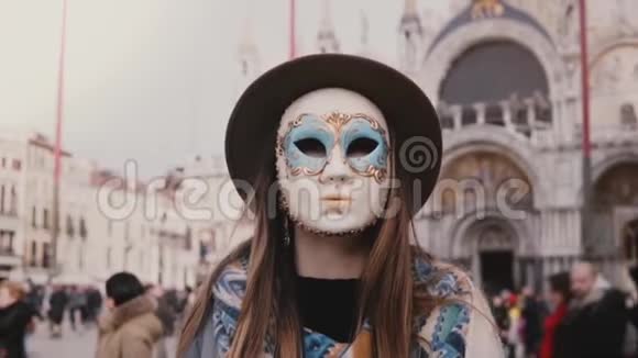 在威尼斯圣马可大教堂戴着帽子和狂欢节面具的长发妇女的肖像视频的预览图