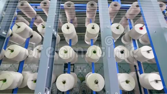 一排排的筒管在纺织厂用纤维编织而成视频的预览图