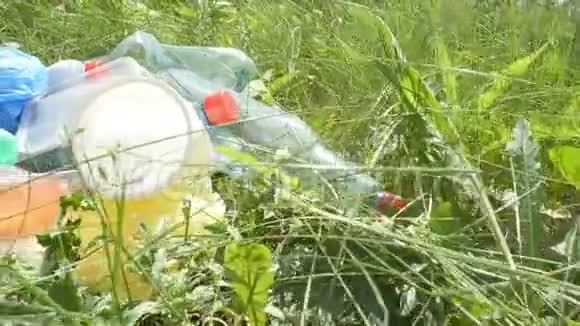 环保理念塑料和玻璃瓶瓶盖和纸视频的预览图