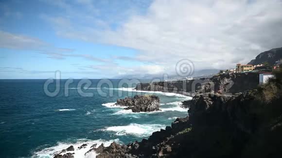 大西洋海浪和岩石海岸的风景从阿纳加公园的景色视频的预览图
