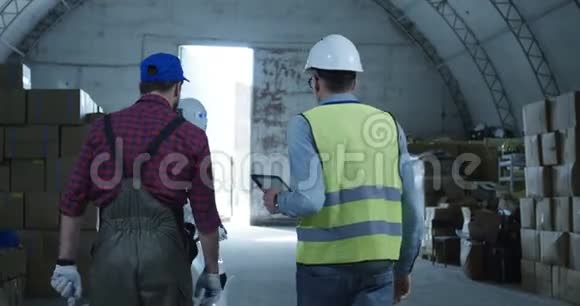 工程师和工头在仓库里谈话视频的预览图
