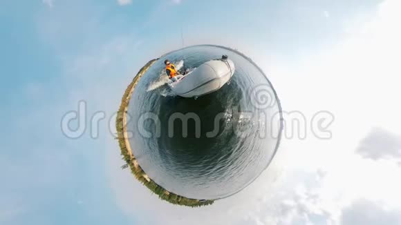 一艘有人驾驶的小艇在360度全景中行驶视频的预览图