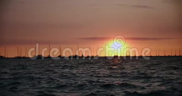 日落码头船只和游艇在日落4k时在水中缓慢运动视频的预览图
