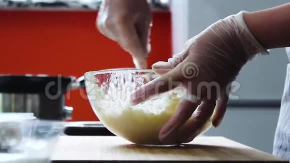 厨师把糖鸡蛋干酪香草混合在一起准备芝士蛋糕视频的预览图