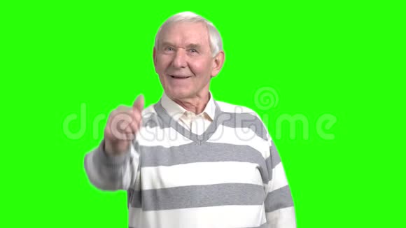 开朗的退休爷爷表示赞同视频的预览图