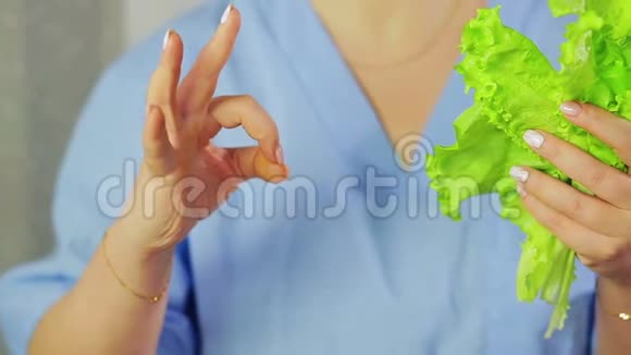 雌性手中的生菜叶手秀没问题视频的预览图