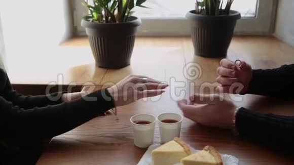 这家伙把他的女朋友放在咖啡馆的手指结婚戒指上视频的预览图