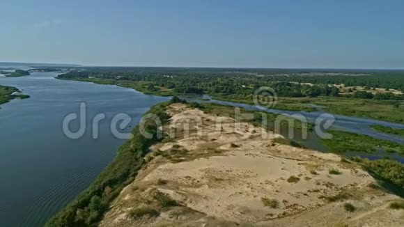 空中无人机镜头在河上的沙岛上飞翔视频的预览图
