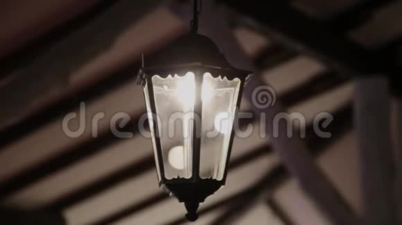 一盏很旧的复古灯照在室内的天花板上视频的预览图