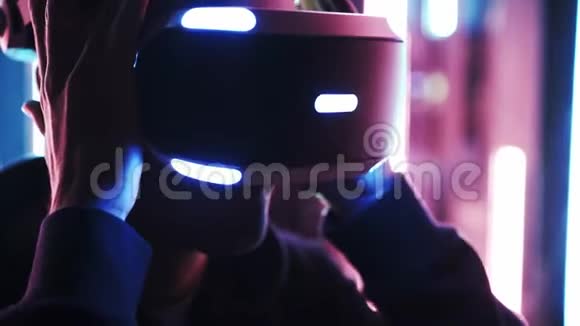 肖像男用霓虹灯头戴虚拟现实耳机视频的预览图