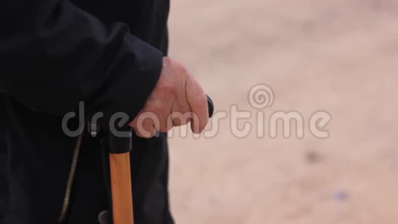 领取养老金的女性手拿着拐杖特写视频的预览图