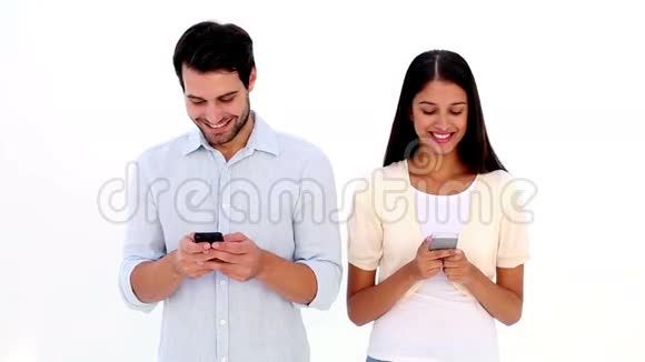 有魅力的年轻夫妇在电话里发短信视频的预览图