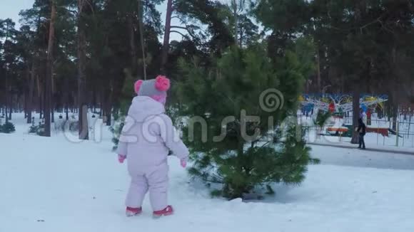 冬天森林里的小女孩在玩耍和微笑视频的预览图