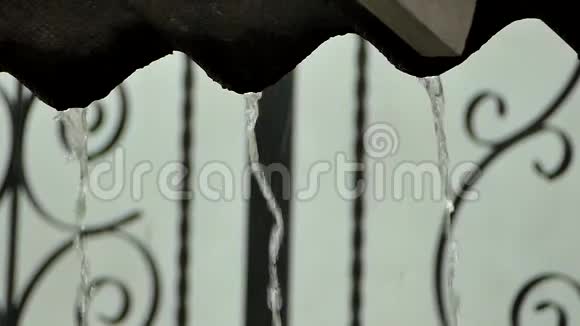水从屋顶淋浴排出视频的预览图