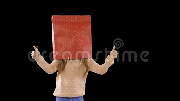 一个长着金色长发的小女孩把一个包放在头上在一个孤立的人身上乱玩视频的预览图