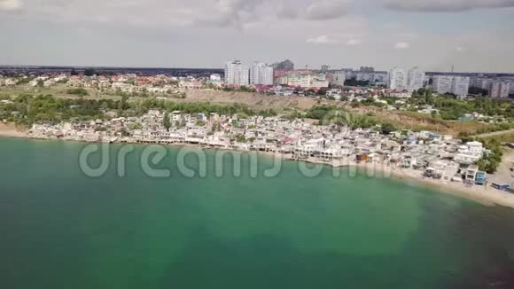 从鸟瞰乌克兰切尔诺莫尔斯克市滑坡的后果视频的预览图