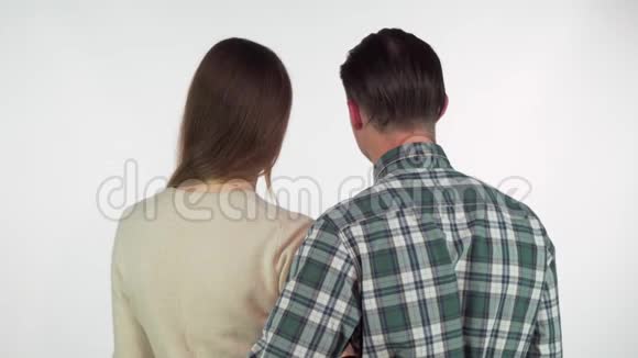 后景拍摄了一对相爱的夫妇拥抱时用鼻子抚摸视频的预览图