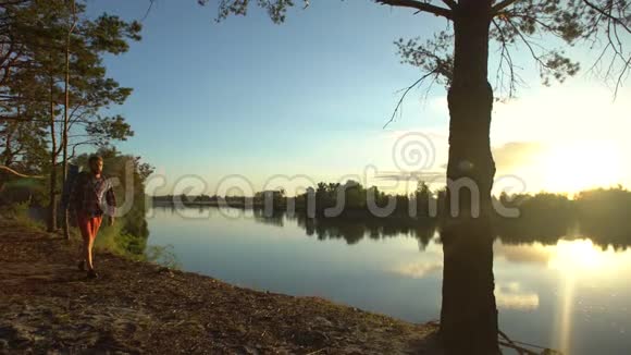 徒步旅行者在壮丽的河岸边散步欣赏美丽的景色视频的预览图