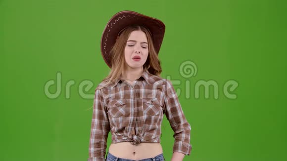 牛仔风格的女孩闭上鼻子周围闻起来不愉快绿色屏幕视频的预览图