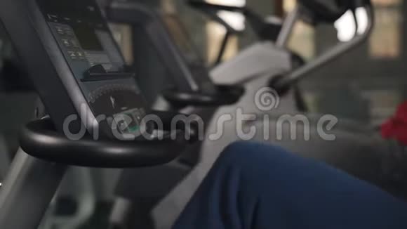 在健身房训练的男人骑着一辆固定的自行车一种脚的特写视频的预览图