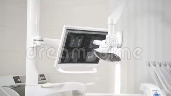 打开牙科灯年轻的非裔美国男医生戴着医疗面具的牙医坐在椅子上的漂亮女病人视频的预览图