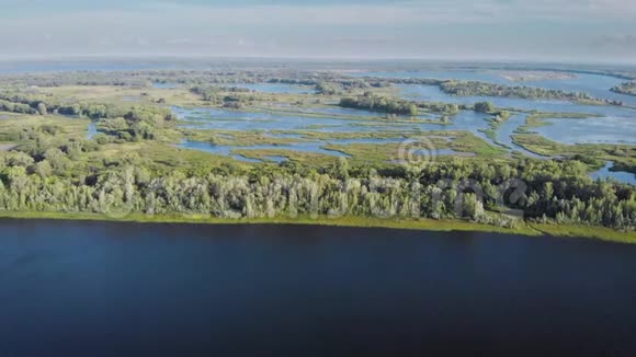 空中射击密西西比河风景一条美丽的河狭窄的河道所有的河岸都是绿色的视频的预览图