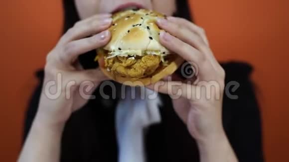 无脑饮食快餐不健康饮食暴饮暴食自控饥饿营养观念年轻的女人视频的预览图