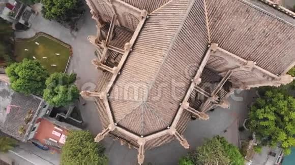 广州圣心大教堂无人驾驶飞机在教堂屋顶上方的轴线上旋转视频的预览图